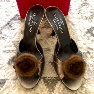Valentino low kitten heels size 40 fur flower